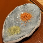 焼鳥 サイヒ - 薬味「抹茶塩、一味」