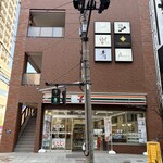 食と器 いその食器店 - お店は階段上ってすぐ。知らなきゃ分からない隠れ家風
^ - ^