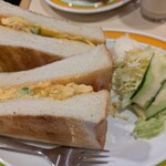 カフェ アメリカン - 料理写真:チーズオムレツサンドセット930円✨️ドリンクつきです。チーズ、玉ねぎ、ピーマン入りのオムレツを厚切りトーストでサンド♡