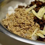 かれーの店 うどん  - スパイシー豆スープカレー・生姜ほぐし豚・チーズ・スパイシーひき肉