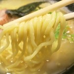 ぼんてんらぁ麺 - 特製塩らぁ麺の麺持ち上げ☆
