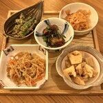 しゃぶしゃぶ・創作料理居酒屋 豚吟 - ・本日の先付け5種盛り
(タケノコ土佐煮、切干大根、秋刀魚の甘露煮、ピリ辛蓮根、オクラの胡麻和え)