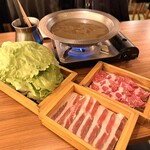 しゃぶしゃぶ・創作料理居酒屋 豚吟 - ・レタしゃぶ 香味豚ロース肉とバラ肉