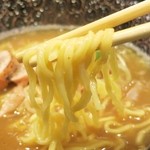 ぼんてんらぁ麺 - 醤油らぁ麺の麺持ち上げ☆