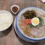 久留米とんこつラーメン 松山分校 - ３種の神器　分校ラーメン　ライス大　追いカリカリラード
