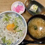 ヒモノ照ラス - 料理写真:釜揚げシラス丼¥1,408