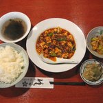 中国酒家 辰春 - ランチ「マーボー豆腐（お替り自由ライス・スープ・漬け物・小鉢）」900円