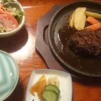 荒井屋 本店 - 牛挽ステーキ　肉肉しいハンバーグだったそう＾＾