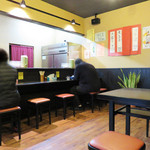 Shunkoutei - 店内にはカウンター席とテーブル席があります。
                      店内は女性一人でも過ごしやすい内装。
                      