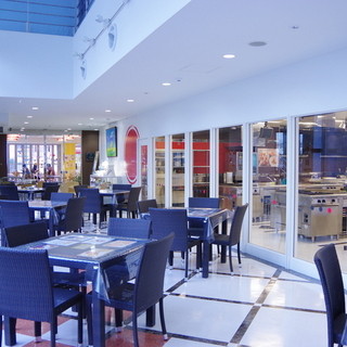 高さ5㍍の開放感ある吹き抜けギャラリーでランチタイムを♪