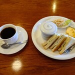 ROSSO - 料理写真:メニューを拝見するまでもなく

●ホットコーヒー（モーニングサービス付き）480円

を注文してみた

この時に

■トーストとトーストサンドのどちらかを選択出来る

と話されていた