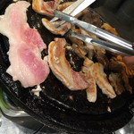 とんちゃん - お肉を焼いているところ