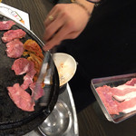 とんちゃん - お肉を焼いているところ