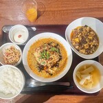 中華香彩JASMINE - ごはん、スープ、デザート、副菜、卓上に漬物あり