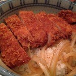 銀座 蕎麦庫 - 甘辛のタレがかかったロースかつ、甘い玉ねぎ、ご飯