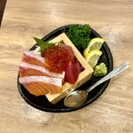 うまいもん酒場 一心 - マグロとサーモンのこぼれいくら
