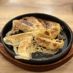 うまいもん酒場 一心 - 鉄鍋餃子6個