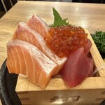 うまいもん酒場 一心 - マグロとサーモンのこぼれいくらアップ