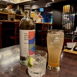居酒屋こころ - THE OKINAWA ISLAND RUMをロック（左）
彼女は自家製ジンジャエール（右）