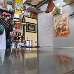 ろっく - 店内は茶色の天井、薄紫色の壁、木板張り床、外国のナンバープレートやお酒のプレートなど少しアメリカナイズな空間、BGMはラジオ音声が流れています
お席は鉄板カウンター4席のみ