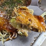 ろっく - フルーティーのオタフクソースの味わい
鉄板の温度はあまり高くないのか千切り甘藍には少しシャキ感があり、麺の火入時間は短めでパリッでなく軟らかめ
豚バラ肉は厚めで旨みがあります