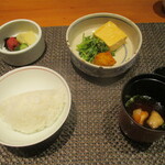 やすい - ごはん：小鉢、香の物、赤出汁。