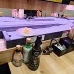 スシロー - 料理写真:自分のところに　お皿来ます　　すごい！！