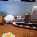 卓上の調味料。お漬物も美味しかった。