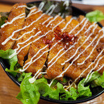 「ソースカツ丼」（500円）。キレイな盛りつけ。お洒落な丼。