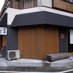 「わんや」さんの外観。モダンでお洒落なんです。