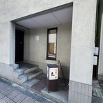 らうめん良 - 外観（入口の扉を開けて入ると･･･）
