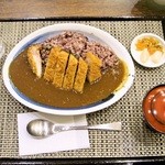 紙屋町キッチン 千 - 平牧三元豚ロースカツカレーランチにも味噌汁とサラダと漬物がついています。