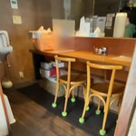 らうめん良 - 店内（階段を上り切ると右側が店内です。）