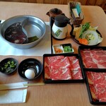 涮涮鍋壽喜燒Dontei 小山店 - 肉は右上が特選牛ロース、他2枚が国産牛ロース
