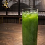 北海道 海の幸・山の幸 彩葉 - 香り豊かな抹茶を使用したさっぱりとした味わいの抹茶ハイ。食事と一緒に楽しめる人気の一杯です。

