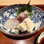 近又 - 鯛の赤、くみあげ湯葉の白、染め付けの青いお皿
