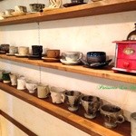 レ・ドゥー・シャ - カフェスペースにはオーナー夫妻が長年かけて集めた日本各地の陶器のカップがずらり。お客様のその日の気分でお選びいただき、オーナーのコーヒーマイスターがスペシャルティ珈琲をハンドドリップで丁寧にお淹れいたします