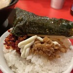 横浜家系ラーメン 大輝家 - ライスを海苔で巻くと旨いよね
