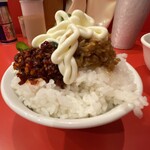 横浜家系ラーメン 大輝家 - ライスにいろいろ乗せる