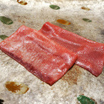 にくの匠 三芳 - 牛タンの薄造りの昆布〆 (2014/9月撮影)