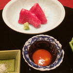 にくの匠 三芳 - 近江牛のお造り/黄身の醤油漬け(2014/9月撮影)