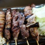 焼き鳥 鳥せん - おまかせで頼んだ焼き鳥は、鳥ネギ、モモ、ハツ、えのきベーコンみたいな感じだったかな？