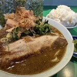 家系ラーメン 加藤商店 - 限定 味噌魚介とんこつ並 ご飯てんこ盛り 無料キュウちゃん