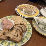 アンディアーモ アッラ ウシータ - 白レバーパテ、うさぎのリエット、枝豆パルミジャーノ
