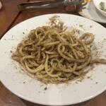 アンディアーモ アッラ ウシータ - 混ぜて半分ツレに取り分けてしまった後でこの量の煮干しパン粉のおつまみ麺　650円