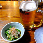 よし半 - 生ビール（ふた口飲みました）＆ お通し（アサツキのおひたし）