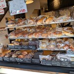 喜之助コーヒー - 喜之助 COFFEE ＠八丁堀 店頭に置かれるパンの棚