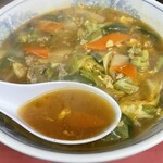 天賑 - スープは醤油ベース　ちょっとピリ辛でほんのり甘くて酸味少々で軽く生姜も感じます　おいしい