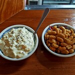 立呑み梅ちゃん - 自家製タルタル：180円、マーラーナッツ：180円