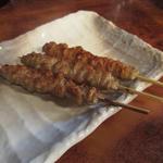 鳥幸 - 鳥かわ（100円）カリカリのパリパリで、遠火の炭火ならではの一品です。